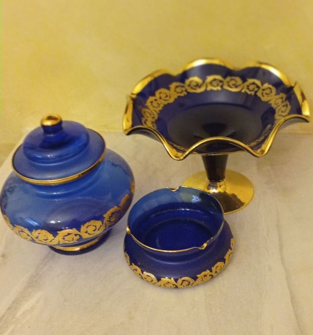 set da tre pezzi: alzatina, ampolla, portacenere.