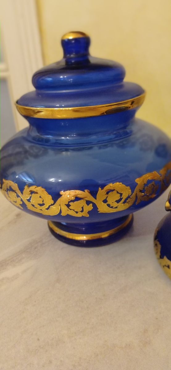 set da tre pezzi: alzatina, ampolla, portacenere.