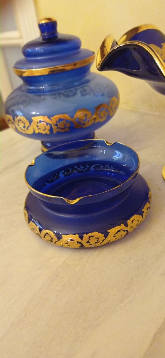 set da tre pezzi: alzatina, ampolla, portacenere.