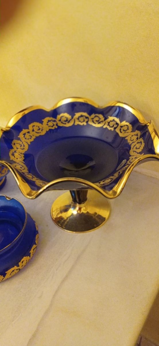 set da tre pezzi: alzatina, ampolla, portacenere.