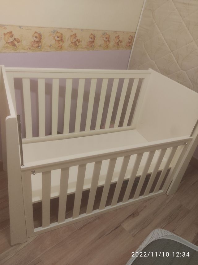 cuna madera  + colchón 130x73 y 94 de alto