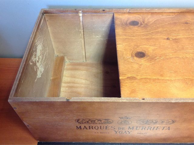 Caja vacía de madera de botellas de vino