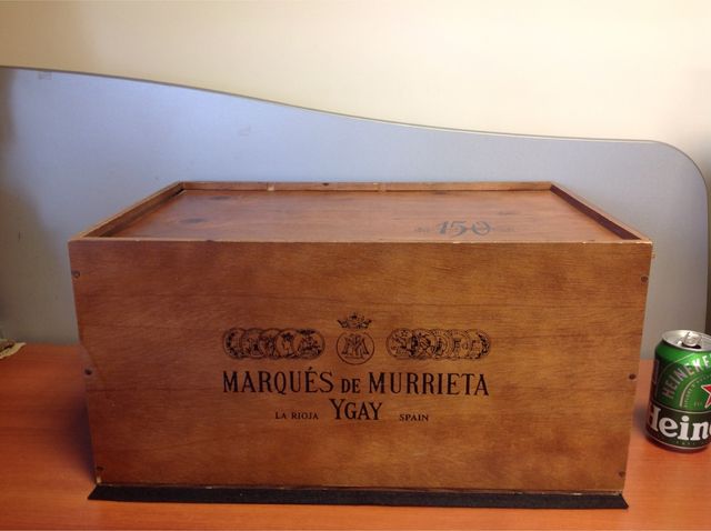 Caja vacía de madera de botellas de vino