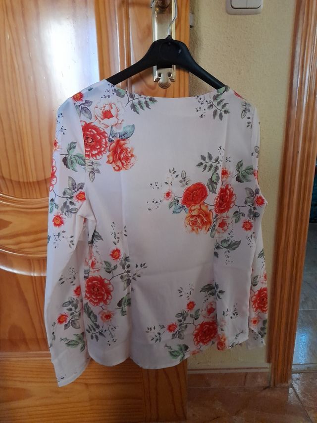 BLUSA CAMISA NUEVA TALLA L CON FLORES