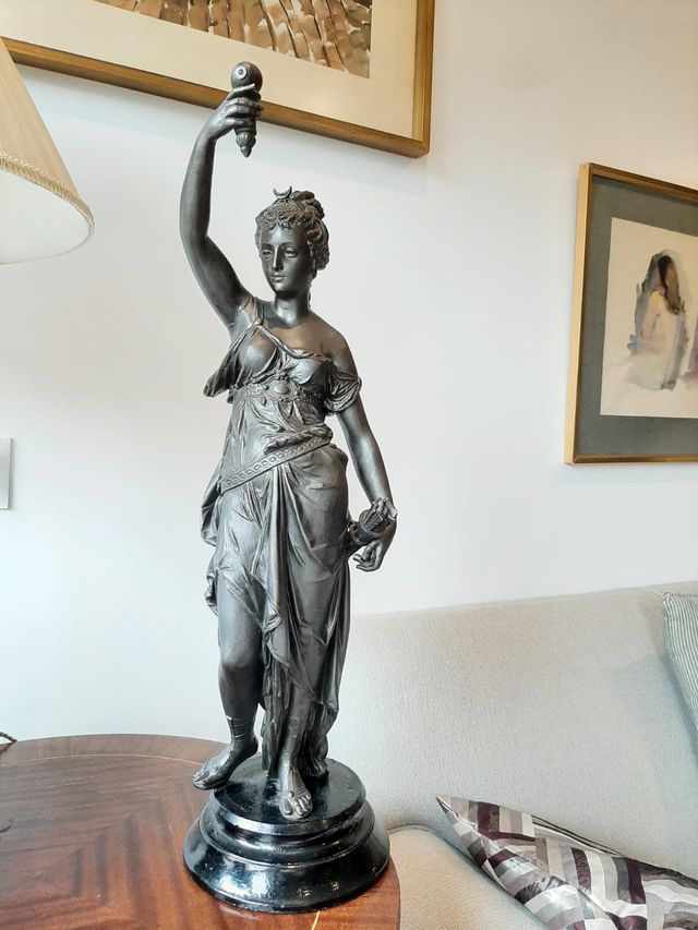 Escultura de diosa Selene