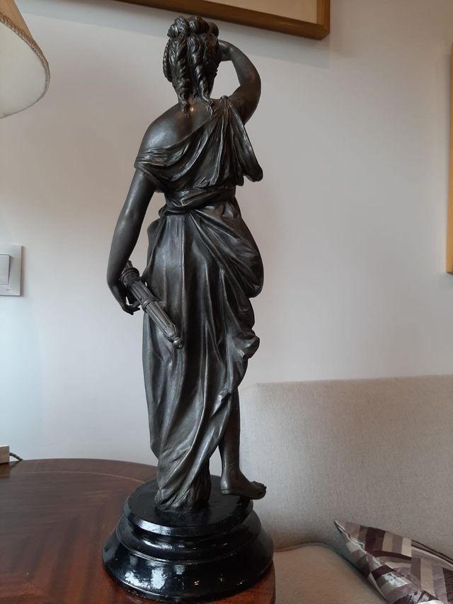 Escultura de diosa Selene