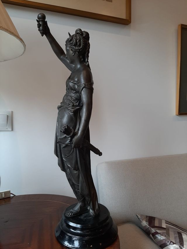Escultura de diosa Selene