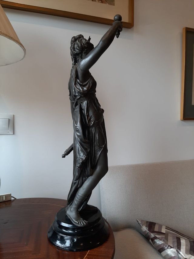 Escultura de diosa Selene