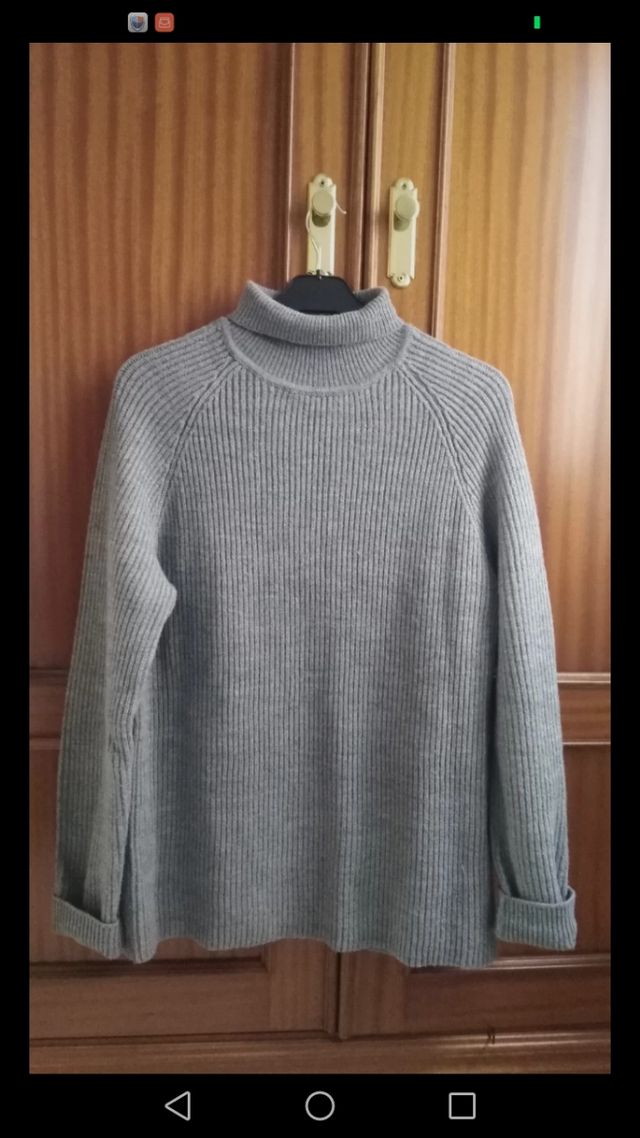 Jersey de cuello alto de color gris