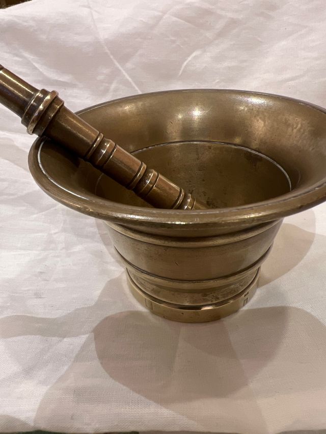 Mortero vintage con su mano