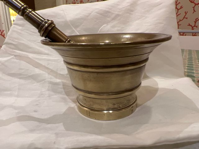 Mortero vintage con su mano