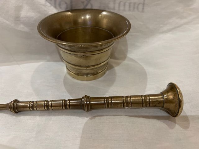 Mortero vintage con su mano