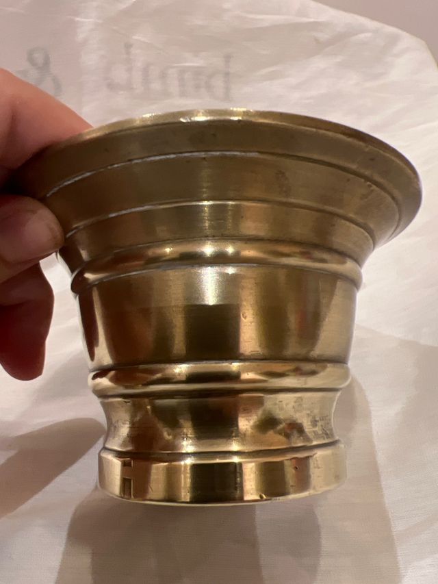 Mortero vintage con su mano