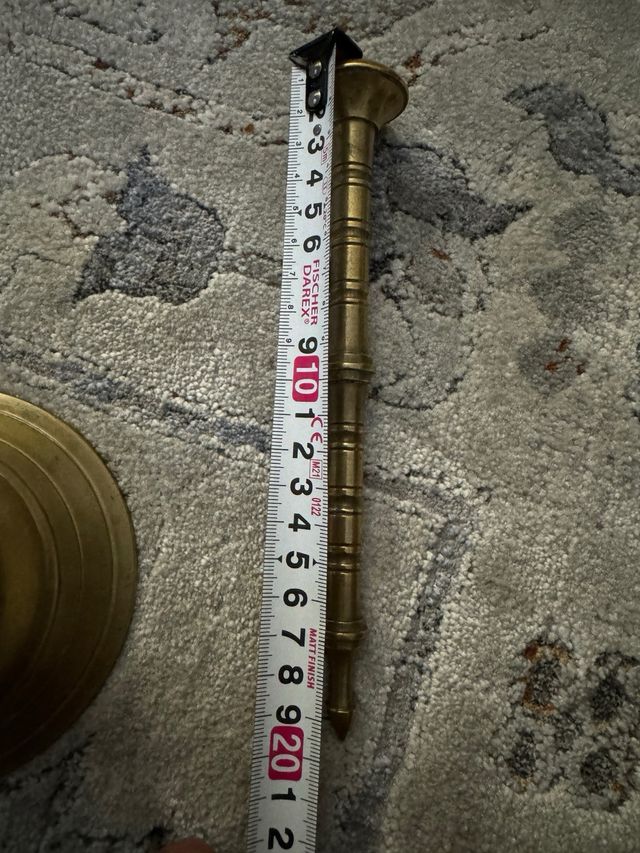 Mortero vintage con su mano