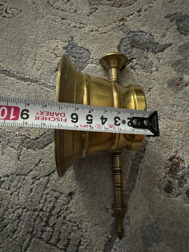 Mortero vintage con su mano