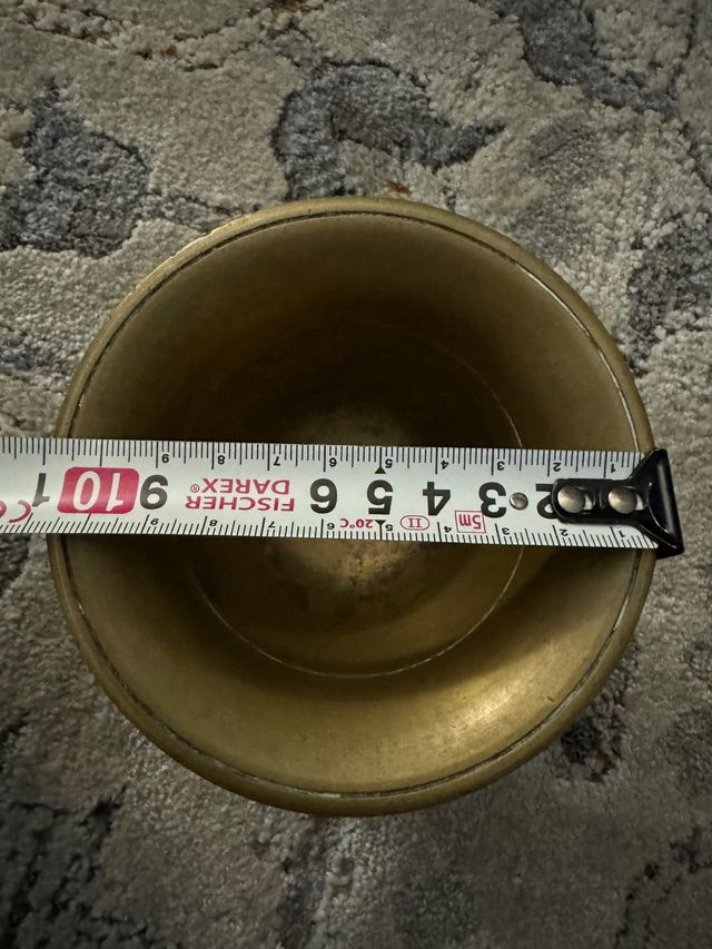 Mortero vintage con su mano