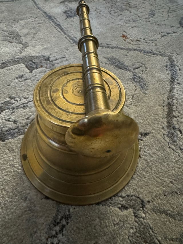 Mortero vintage con su mano