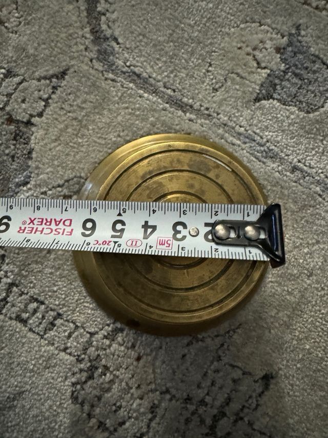 Mortero vintage con su mano