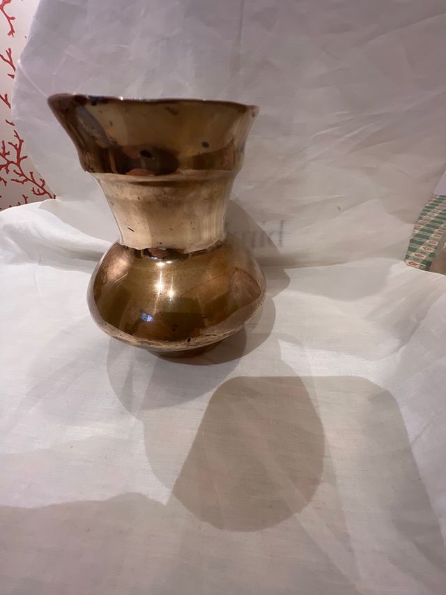 Florero vintage de bronce