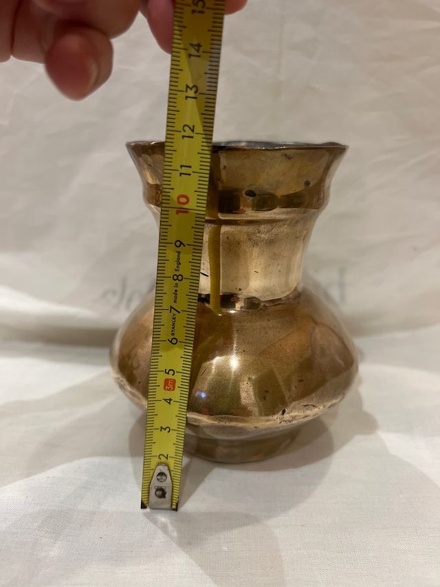 Florero vintage de bronce