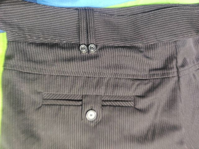 Bermuda corta, gris oscuro y negra. t.42