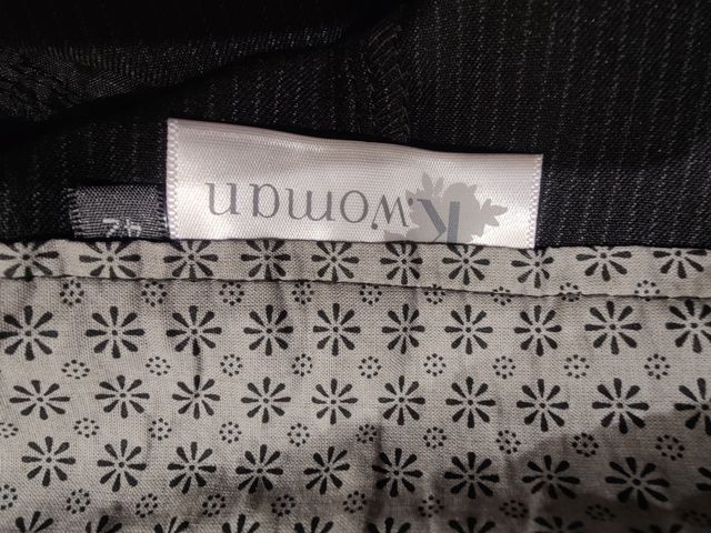 Bermuda corta, gris oscuro y negra. t.42