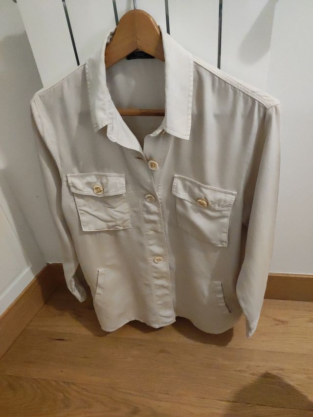 Sobre camisa beige