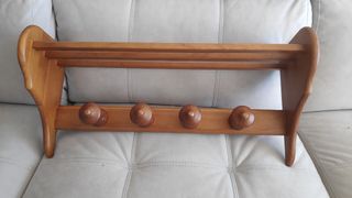 Percha pared de madera con balda