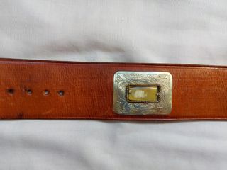 Cinturón ochentero cuero hebilla  plateada y asta.