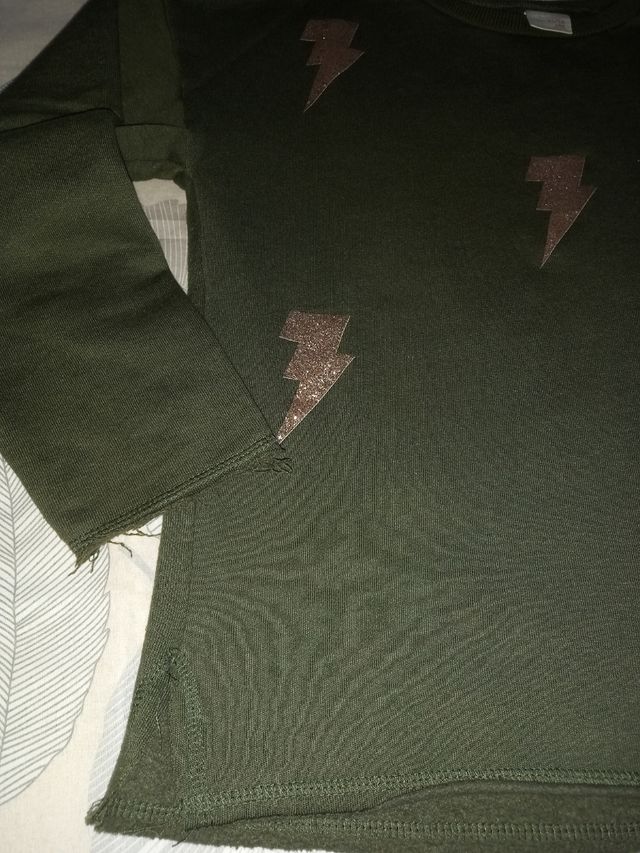 Sudadera Zara actual Rayos dorados. 11-12