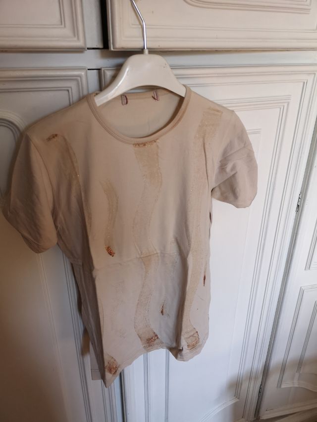 t-shirt beige pennellate di glitter bronzo
