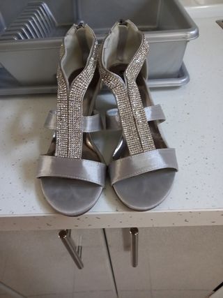 zapatos ideal para fiestas o eventos con brillante