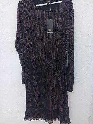 vestido de fiesta manga larga, con lazo Al lado 