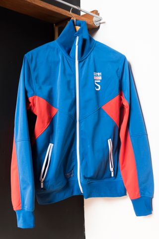 Chaqueta sport estilo vintage azul y roja