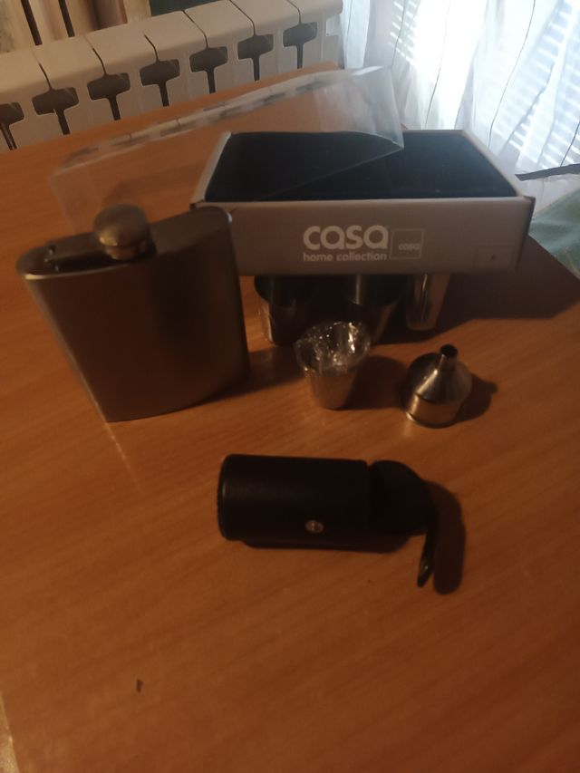 Petaca + 6 vasitos con su funda + embudo