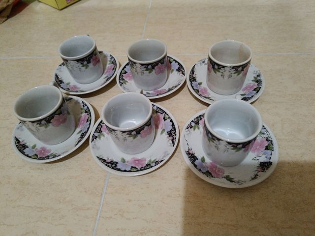 Tazas de café con leche y café.