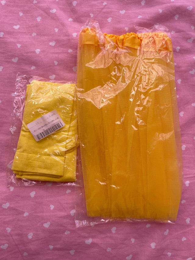 Falda amarilla tull y medias amarillas