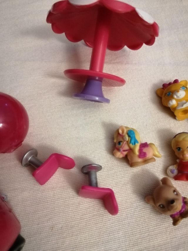 Muñecas y accesorios.