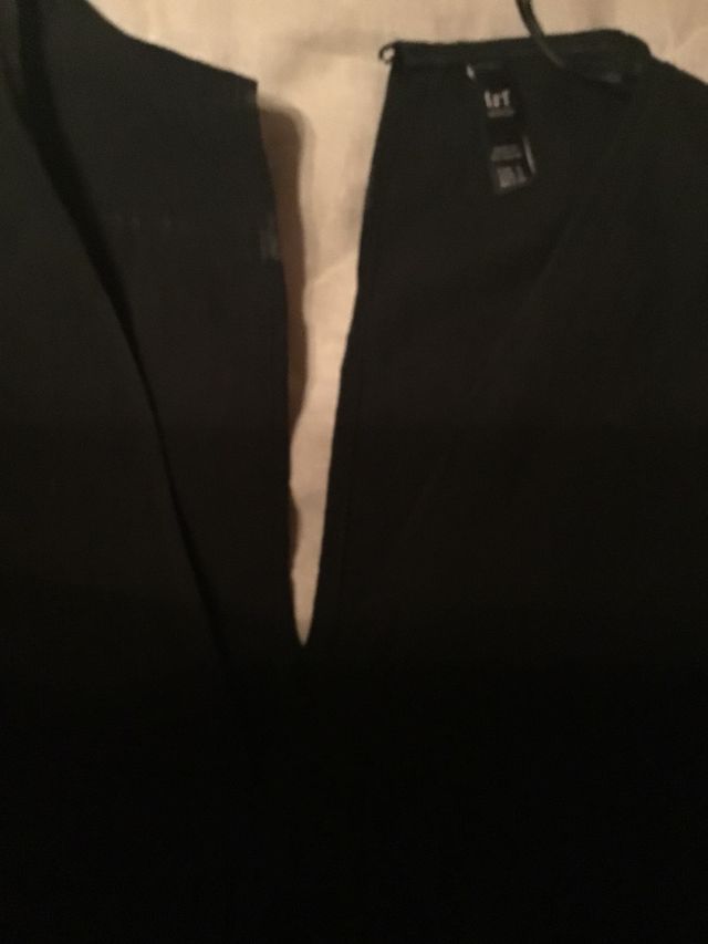 Vestido corto negro.