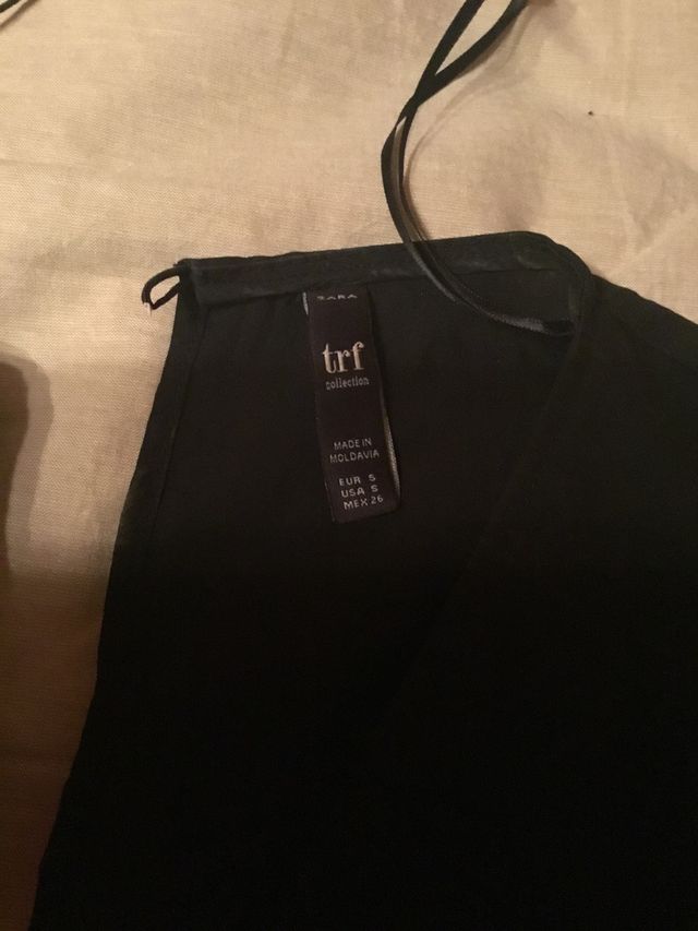 Vestido corto negro.