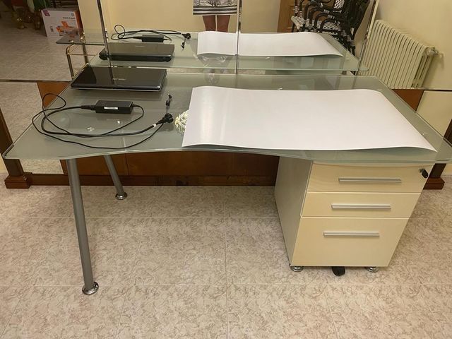 Mesa de cristal con cajonera blanca con ruedas