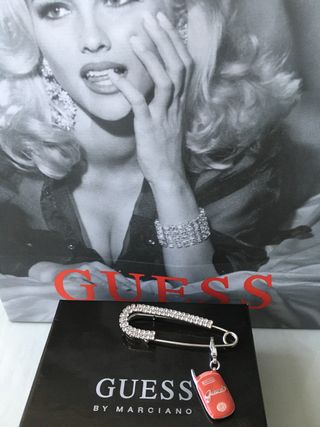 Charm plateado y esmaltado de GUESS