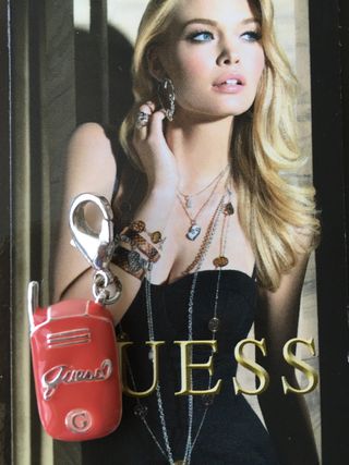 Charm plateado y esmaltado de GUESS