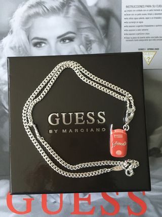 Charm plateado y esmaltado de GUESS