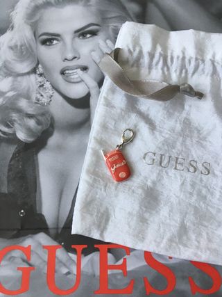 Charm plateado y esmaltado de GUESS