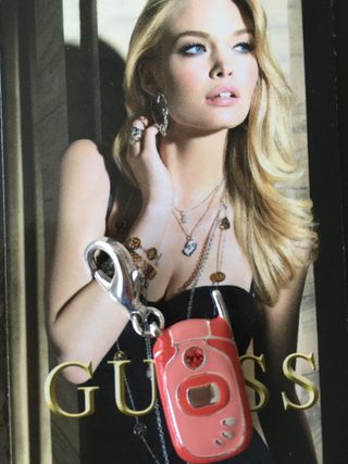 Charm plateado y esmaltado de GUESS