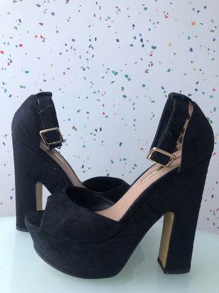 Zapatos negros de tacón 