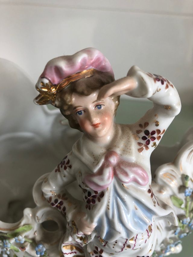 Violetero  Biscuit de porcelana fina