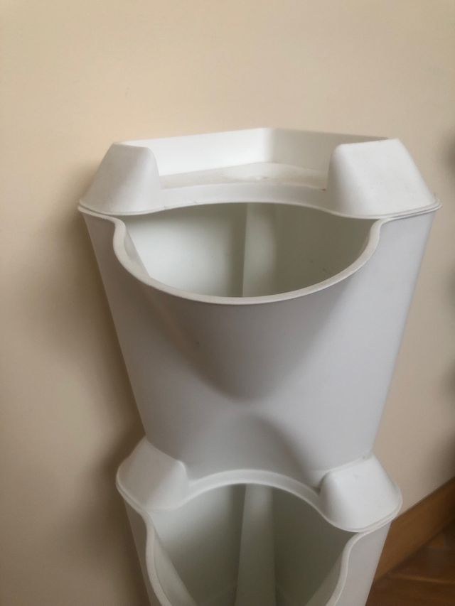 Macetero de esquina en cascada para tres plantas