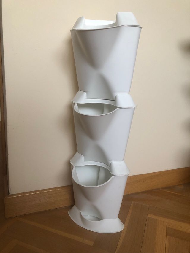 Macetero de esquina en cascada para tres plantas